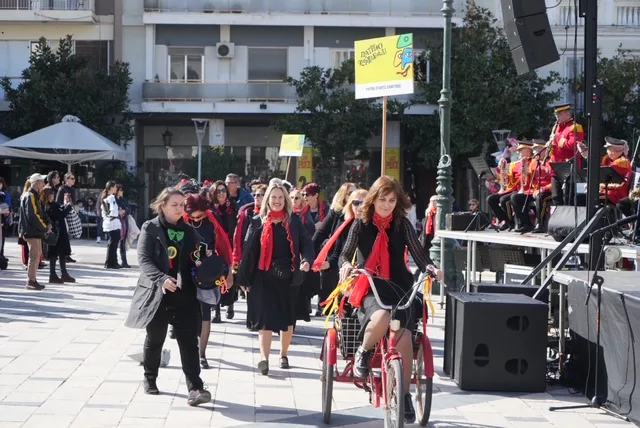 Πάτρα: Παραδοσιακά δρώμενα και καρναβαλικός παλμός στο κέντρο - Ξεχωριστές εικόνες από τη μεγάλη αποκριάτικη γιορτή ΦΩΤΟ