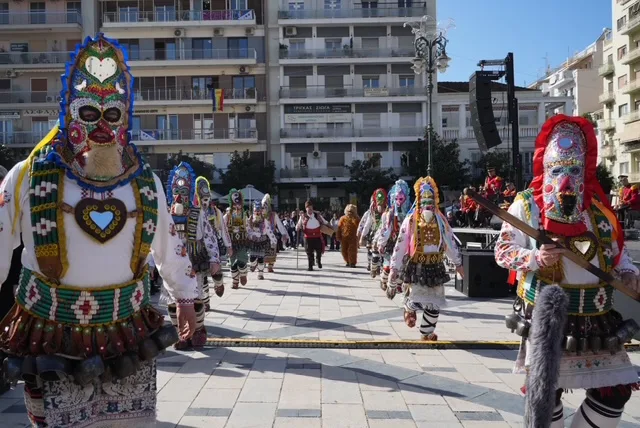 Πάτρα: Παραδοσιακά δρώμενα και καρναβαλικός παλμός στο κέντρο - Ξεχωριστές εικόνες από τη μεγάλη αποκριάτικη γιορτή ΦΩΤΟ