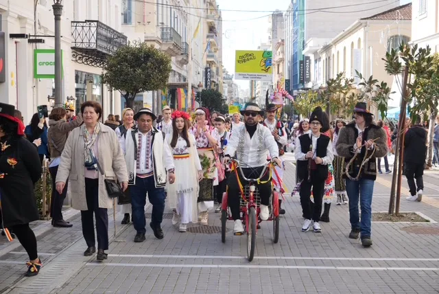 Πάτρα: Παραδοσιακά δρώμενα και καρναβαλικός παλμός στο κέντρο - Ξεχωριστές εικόνες από τη μεγάλη αποκριάτικη γιορτή ΦΩΤΟ