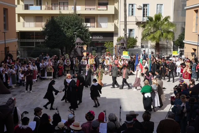 Πάτρα: Παραδοσιακά δρώμενα και καρναβαλικός παλμός στο κέντρο - Ξεχωριστές εικόνες από τη μεγάλη αποκριάτικη γιορτή ΦΩΤΟ