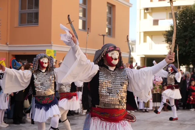 Πάτρα: Παραδοσιακά δρώμενα και καρναβαλικός παλμός στο κέντρο - Ξεχωριστές εικόνες από τη μεγάλη αποκριάτικη γιορτή ΦΩΤΟ