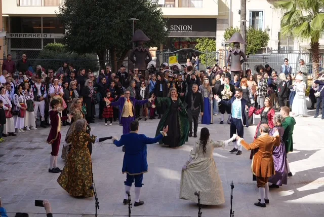 Πάτρα: Παραδοσιακά δρώμενα και καρναβαλικός παλμός στο κέντρο - Ξεχωριστές εικόνες από τη μεγάλη αποκριάτικη γιορτή ΦΩΤΟ