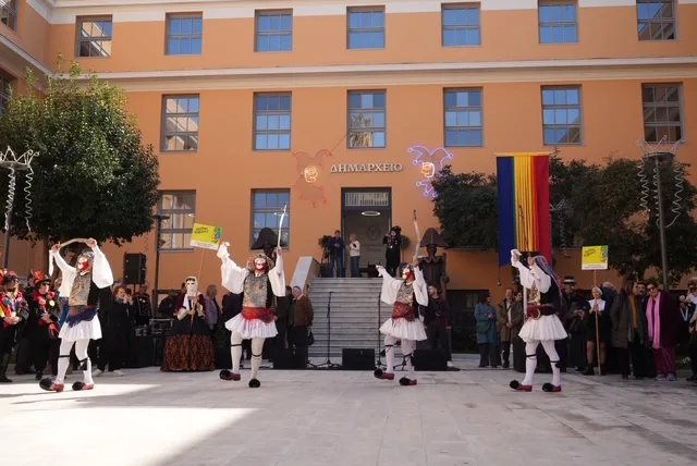 Πάτρα: Παραδοσιακά δρώμενα και καρναβαλικός παλμός στο κέντρο - Ξεχωριστές εικόνες από τη μεγάλη αποκριάτικη γιορτή ΦΩΤΟ