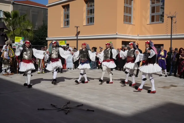 Πάτρα: Παραδοσιακά δρώμενα και καρναβαλικός παλμός στο κέντρο - Ξεχωριστές εικόνες από τη μεγάλη αποκριάτικη γιορτή ΦΩΤΟ