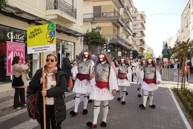 Πάτρα: Παραδοσιακά δρώμενα και καρναβαλικός παλμός στο κέντρο - Ξεχωριστές εικόνες από τη μεγάλη αποκριάτικη γιορτή ΦΩΤΟ