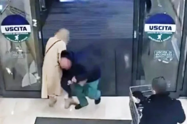 ΒΙΝΤΕΟ η στιγμή αρπαγής παιδιού από τα χέρια της μητέρας του