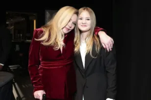 «Ο μόνος λόγος που σηκώνομαι από το κρεβάτι είναι η κόρη μου», συγκλονίζει η Κριστίνα Άπλγκεϊτ για τη σκλήρυνση κατά πλάκας