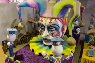 Το Πανεπιστήμιο Πατρών επιστρέφει στις παρελάσεις του Πατρινού Καρναβαλιού με το άρμα «Αρλεκίνοι»