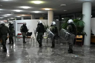 Αριστοτέλειο: 48 προσαγωγές και 38 συλλήψεις σε έφοδο της ΕΛΑΣ ΒΙΝΤΕΟ