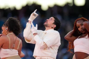 Bad Bunny: Latin γιορτή, πολιτικά μηνύματα και ένας γάμος στο halftime του Super Bowl LX