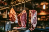 Το μοσχαρίσιο κρέας γίνεται «πολυτέλεια»: Ιστορικά υψηλές τιμές στις ΗΠΑ, την Ευρώπη και την Ελλάδα