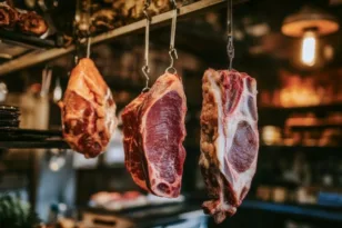 Το μοσχαρίσιο κρέας γίνεται «πολυτέλεια»: Ιστορικά υψηλές τιμές στις ΗΠΑ, την Ευρώπη και την Ελλάδα