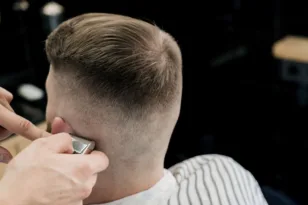 Δεν του άρεσε το κούρεμα κι έσπασε στο ξύλο τον κουρέα με γκλοπ!