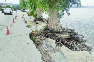 Βραχνέικα: Διαλύεται ο δρόμος – Απόγνωση κατοίκων για την παραλιακή διάβρωση