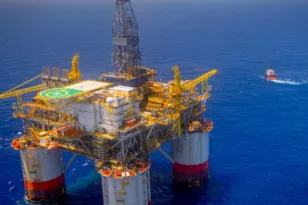 Αύριο η υπογραφή συμβάσεων με Chevron – Helleniq Energy: Πότε ξεκινούν σεισμικές έρευνες