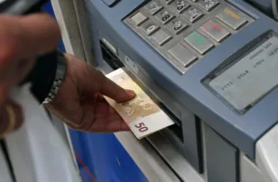 Συντάξεις Μαρτίου 2026: Οι ημερομηνίες πληρωμής και πότε «μπαίνουν» στα ΑΤΜ