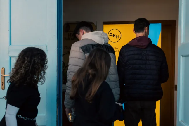 Η παράσταση «έχεις πέντε λεπτά» του Εθνικού Θεάτρου ταξίδεψε στα Κύθηρα με την ενέργεια της ΔΕΗ