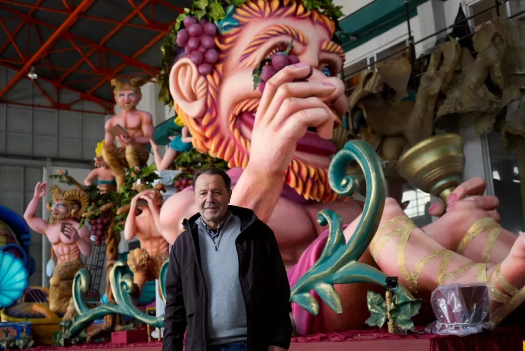 Στο Καρναβαλικό Εργαστήρι ο Κώστας Πελετίδης: Έτοιμα τα άρματα για την κορύφωση του Πατρινού Καρναβαλιού