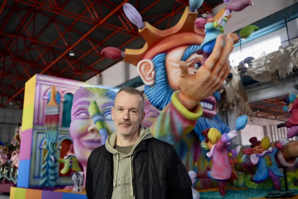 Στο Καρναβαλικό Εργαστήρι ο Κώστας Πελετίδης: Έτοιμα τα άρματα για την κορύφωση του Πατρινού Καρναβαλιού