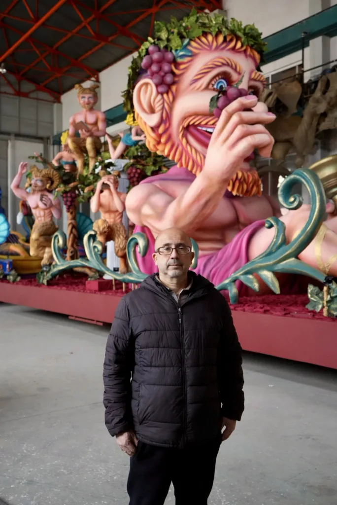 Στο Καρναβαλικό Εργαστήρι ο Κώστας Πελετίδης: Έτοιμα τα άρματα για την κορύφωση του Πατρινού Καρναβαλιού