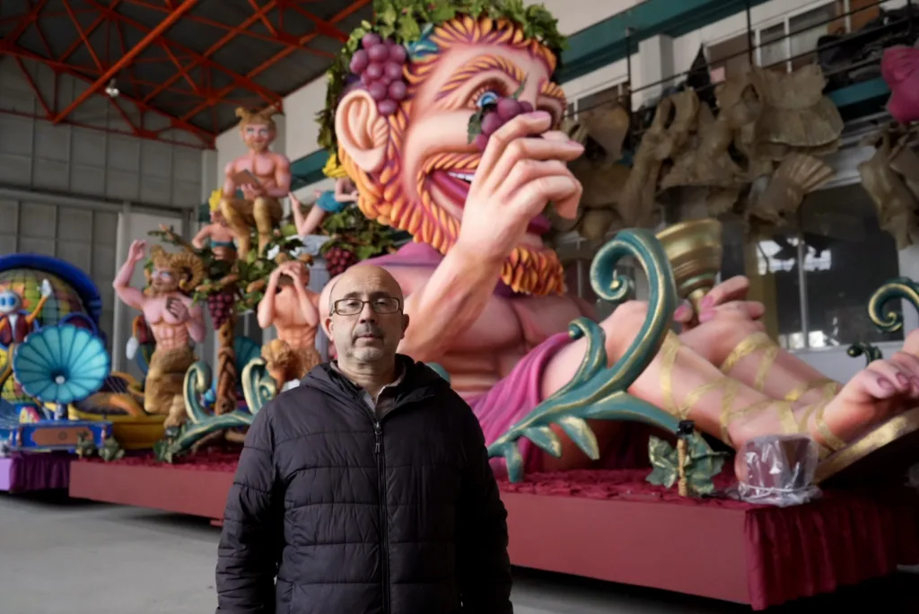 Στο Καρναβαλικό Εργαστήρι ο Κώστας Πελετίδης: Έτοιμα τα άρματα για την κορύφωση του Πατρινού Καρναβαλιού