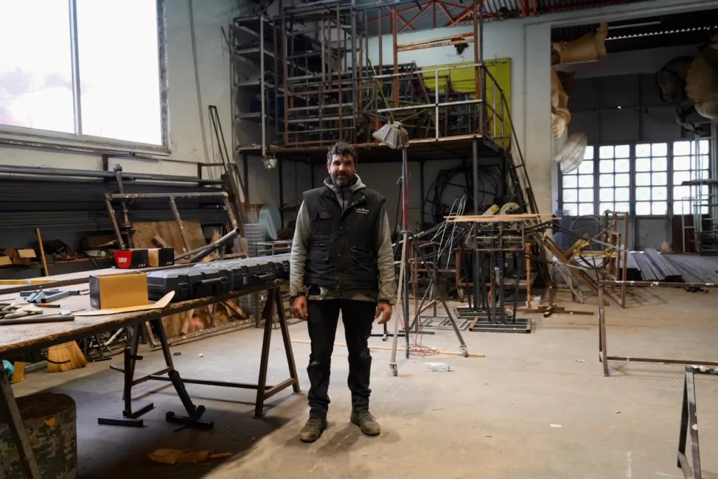 Στο Καρναβαλικό Εργαστήρι ο Κώστας Πελετίδης: Έτοιμα τα άρματα για την κορύφωση του Πατρινού Καρναβαλιού