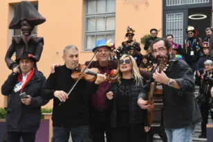 Τσικνοπέμπτη στην Πάτρα: Καρναβαλικός παλμός από το Δημαρχείο με πομπή και μουσική στο κέντρο ΦΩΤΟ