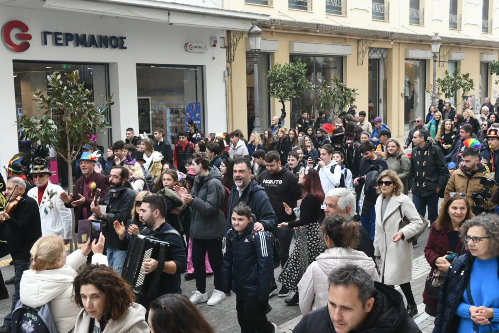 Τσικνοπέμπτη: Καρναβαλικός παλμός από το Δημαρχείο με πομπή και μουσική στο κέντρο ΦΩΤΟ