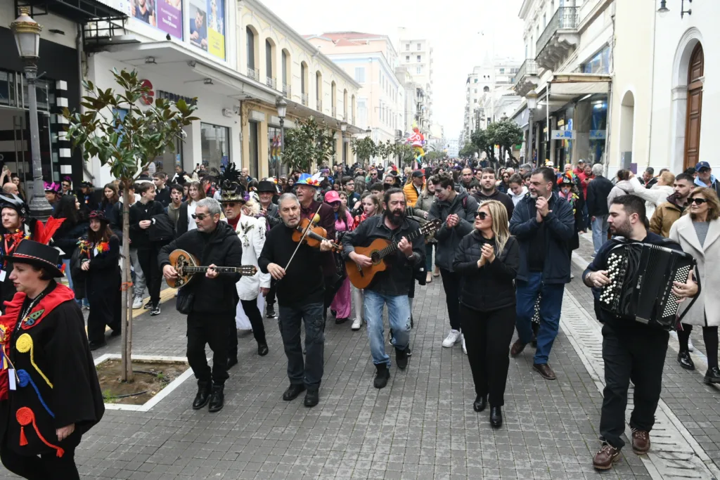Τσικνοπέμπτη: Καρναβαλικός παλμός από το Δημαρχείο με πομπή και μουσική στο κέντρο ΦΩΤΟ