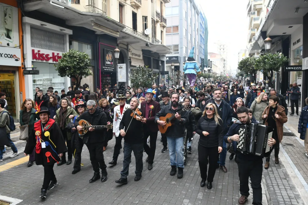 Τσικνοπέμπτη: Καρναβαλικός παλμός από το Δημαρχείο με πομπή και μουσική στο κέντρο ΦΩΤΟ