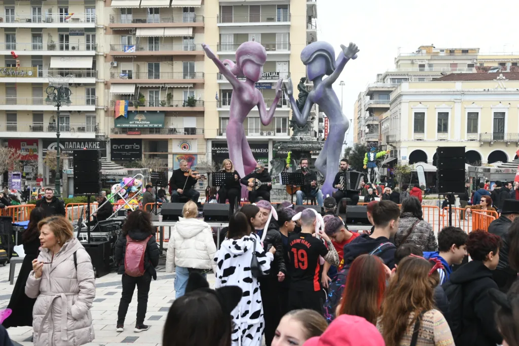 Τσικνοπέμπτη: Καρναβαλικός παλμός από το Δημαρχείο με πομπή και μουσική στο κέντρο ΦΩΤΟ