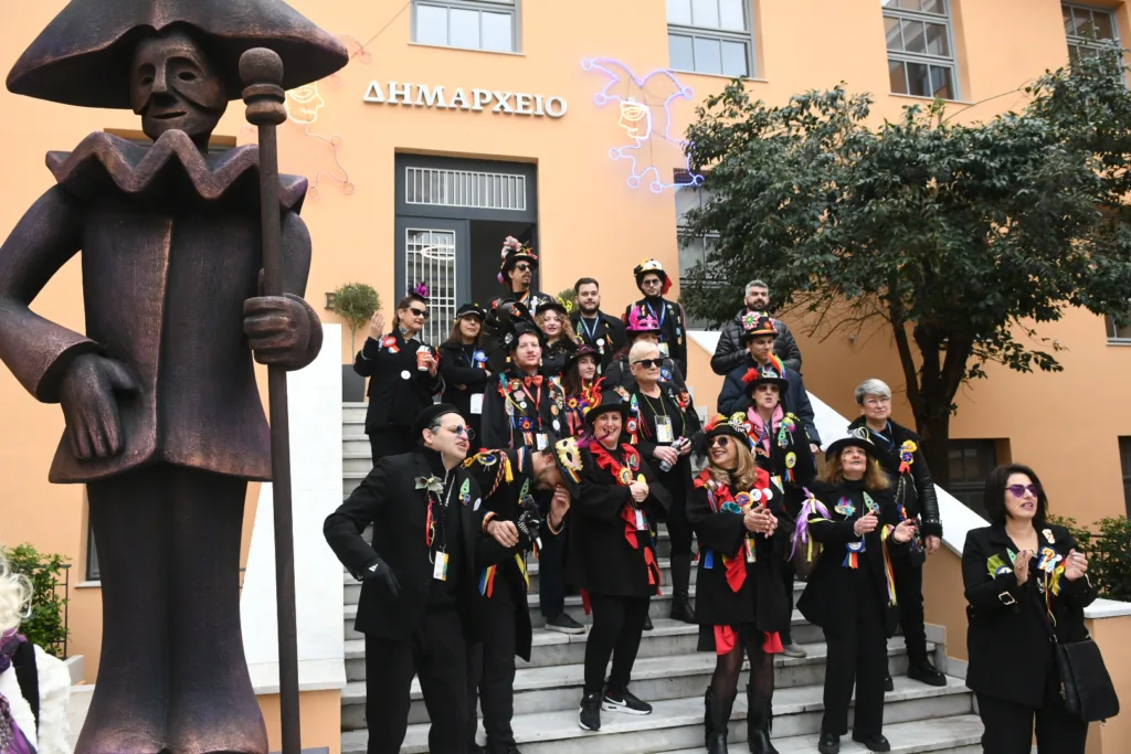 Τσικνοπέμπτη: Καρναβαλικός παλμός από το Δημαρχείο με πομπή και μουσική στο κέντρο ΦΩΤΟ