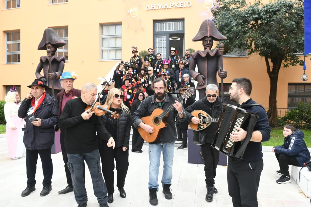 Τσικνοπέμπτη: Καρναβαλικός παλμός από το Δημαρχείο με πομπή και μουσική στο κέντρο ΦΩΤΟ