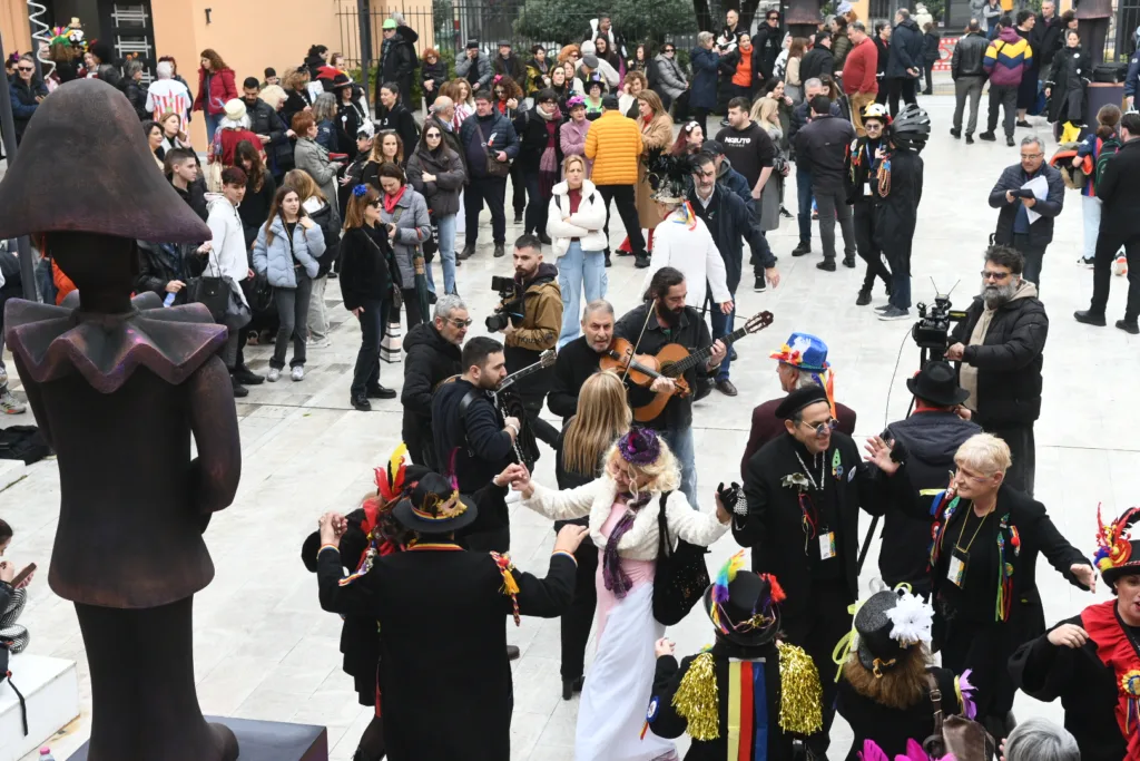 Τσικνοπέμπτη: Καρναβαλικός παλμός από το Δημαρχείο με πομπή και μουσική στο κέντρο ΦΩΤΟ