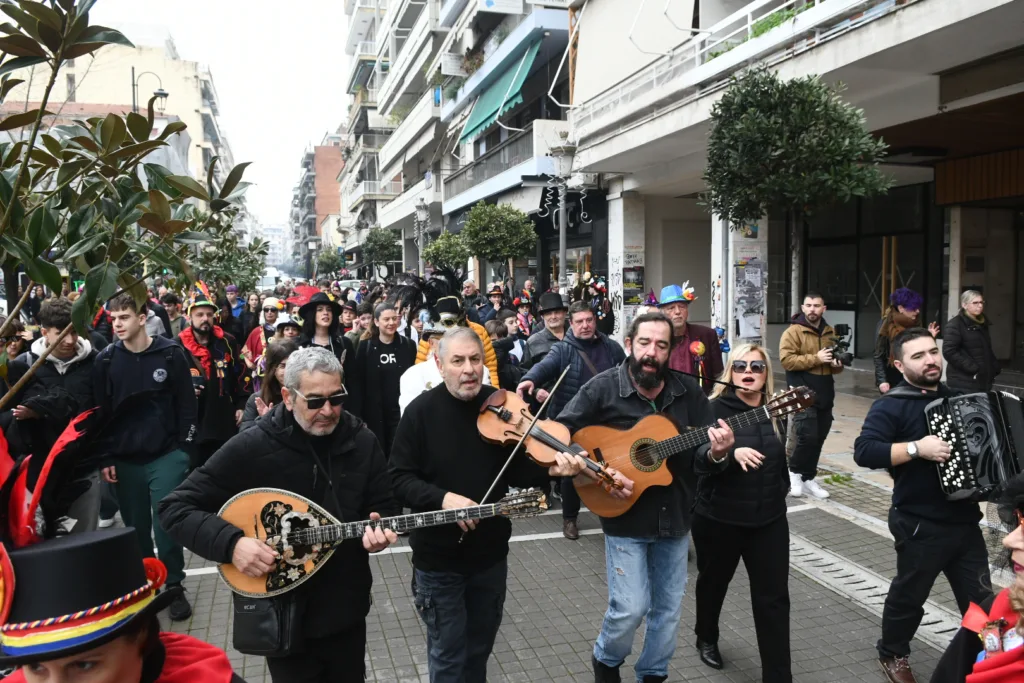 Τσικνοπέμπτη: Καρναβαλικός παλμός από το Δημαρχείο με πομπή και μουσική στο κέντρο ΦΩΤΟ