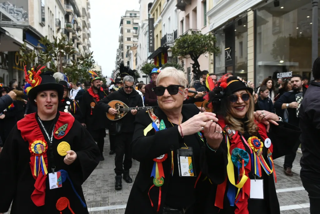 Τσικνοπέμπτη: Καρναβαλικός παλμός από το Δημαρχείο με πομπή και μουσική στο κέντρο ΦΩΤΟ