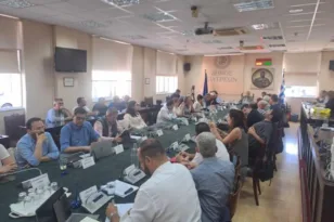 Τρία «ναι», ένα «λευκό» κι αιχμές για «διγλωσσία»: Το δημοτικό συμβούλιο του Δήμου Πατρέων είχε εντάσεις