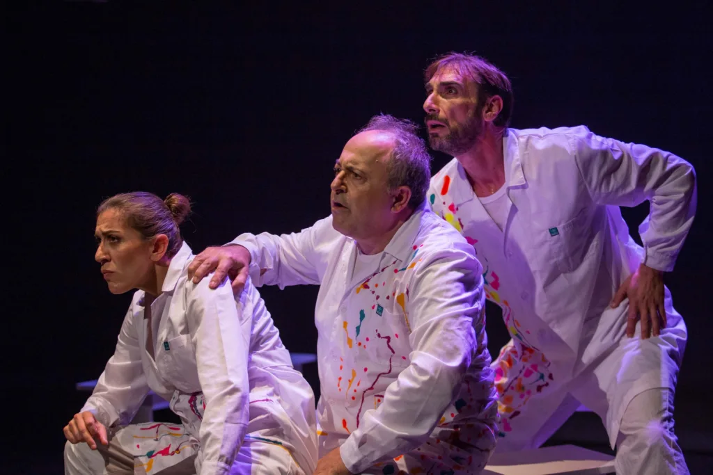 «100 Χρόνια Τρέλας» στο Θέατρο Μπάρρυ – Το ΔΗΠΕΘΕ Πάτρας φωτίζει τους «ωραίους τρελούς» της πόλης