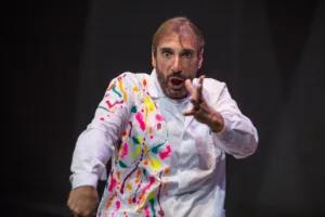 «100 Χρόνια Τρέλας» στο Θέατρο Μπάρρυ – Το ΔΗΠΕΘΕ Πάτρας φωτίζει τους «ωραίους τρελούς» της πόλης