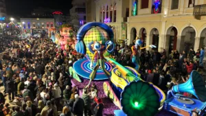 Πατρινό Καρναβάλι 2026: Το τριήμερο της μεγάλης γιορτής άνοιξε με την παρέλαση αρμάτων και... ΟΠΕΚΕΜΠΕΕΕ ΦΩΤΟ