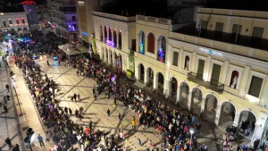 Πατρινό Καρναβάλι 2026: Το τριήμερο της μεγάλης γιορτής άνοιξε με την παρέλαση αρμάτων και... ΟΠΕΚΕΜΠΕΕΕ ΦΩΤΟ