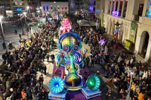 Πατρινό Καρναβάλι 2026: Η πρώτη παρέλαση αρμάτων με το drone του pelop.gr, ΒΙΝΤΕΟ