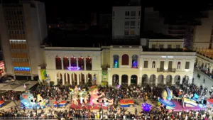 Πατρινό Καρναβάλι 2026: Το τριήμερο της μεγάλης γιορτής άνοιξε με την παρέλαση αρμάτων και... ΟΠΕΚΕΜΠΕΕΕ ΦΩΤΟ