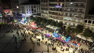 Πατρινό Καρναβάλι 2026: Το τριήμερο της μεγάλης γιορτής άνοιξε με την παρέλαση αρμάτων και... ΟΠΕΚΕΜΠΕΕΕ ΦΩΤΟ