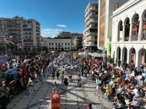 Το Πατρινό Καρναβάλι στα καλύτερά του: Δείτε πολλές ΦΩΤΟ από τη μεγάλη παρέλαση της Κυριακής