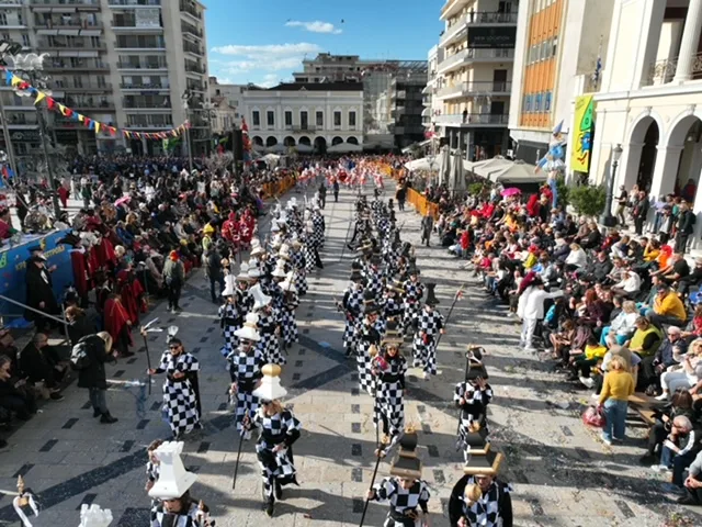 Πατρινό Καρναβάλι 2026: Πανδαισία χρωμάτων και κεφιού - Δείτε ΦΩΤΟ της παρέλασης από ψηλά