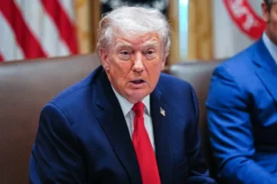 Τραμπ: «Ή συμφωνία με το Ιράν ή κάτι πολύ σκληρό» – Στο τραπέζι η αποστολή δεύτερου αεροπλανοφόρου στη Μέση Ανατολή