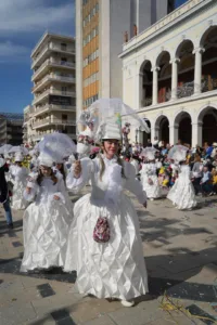 Το Πατρινό Καρναβάλι στα καλύτερά του: Δείτε πολλές ΦΩΤΟ από τη μεγάλη παρέλαση της Κυριακής