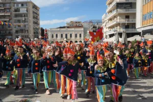 Το Πατρινό Καρναβάλι στα καλύτερά του: Δείτε πολλές ΦΩΤΟ από τη μεγάλη παρέλαση της Κυριακής