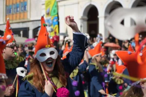 Το Πατρινό Καρναβάλι στα καλύτερά του: Δείτε πολλές ΦΩΤΟ από τη μεγάλη παρέλαση της Κυριακής